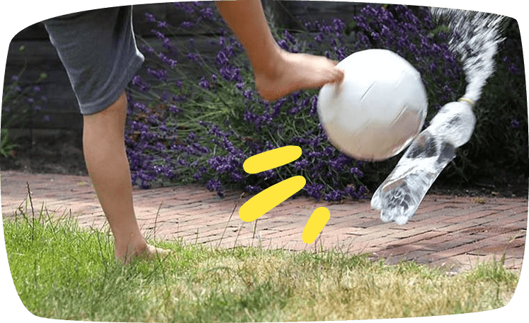 watervoetbal, kind schopt met een bal een fles om