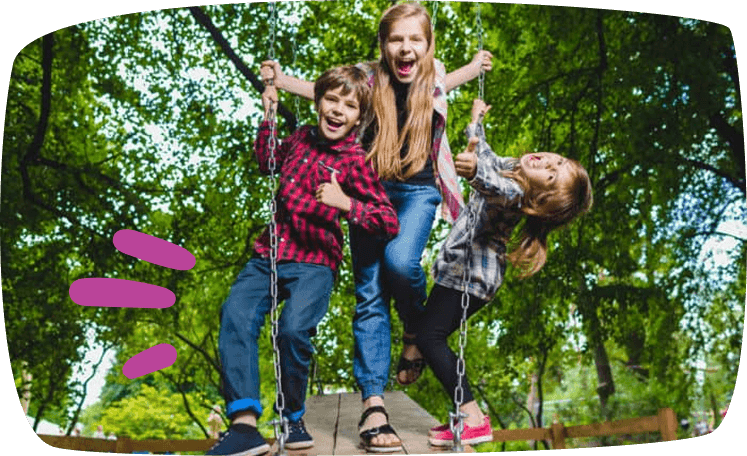 babysit en kinderen spelen buiten op een touwbrug