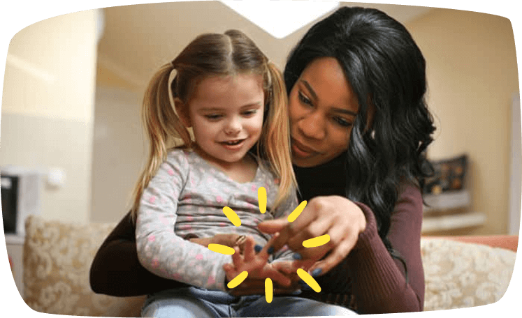 babysitter lakt nagels van haar oppaskind