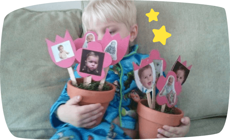 kind met vazen met foto’s in de hand