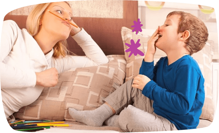 Mama en kind maken grapjes en lachen.