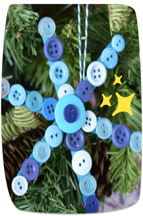 décoration de sapin de Noël avec boutons et bâtonnets