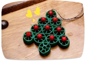 sapin de Noël en pâtes et roues de wagon