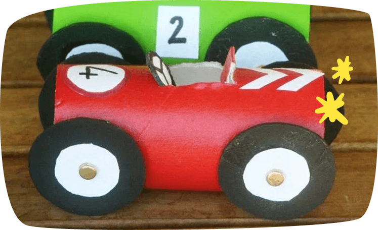 Voitures de course fabriquées avec des tubes en carton