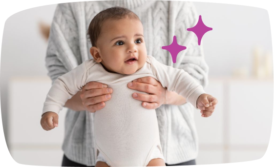 Een baby die van achteren door een volwassene wordt ondersteund